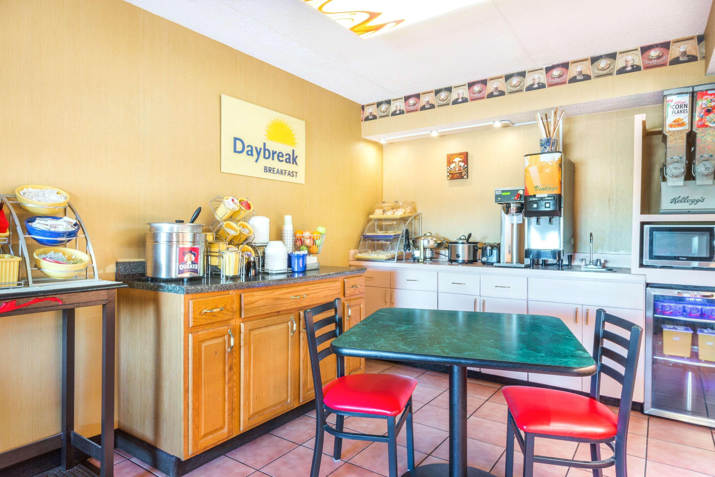 Days Inn By Wyndham Dayton Huber Heights Northeast Экстерьер фото