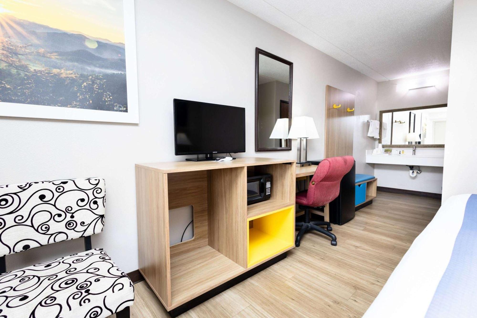 Days Inn By Wyndham Dayton Huber Heights Northeast Экстерьер фото