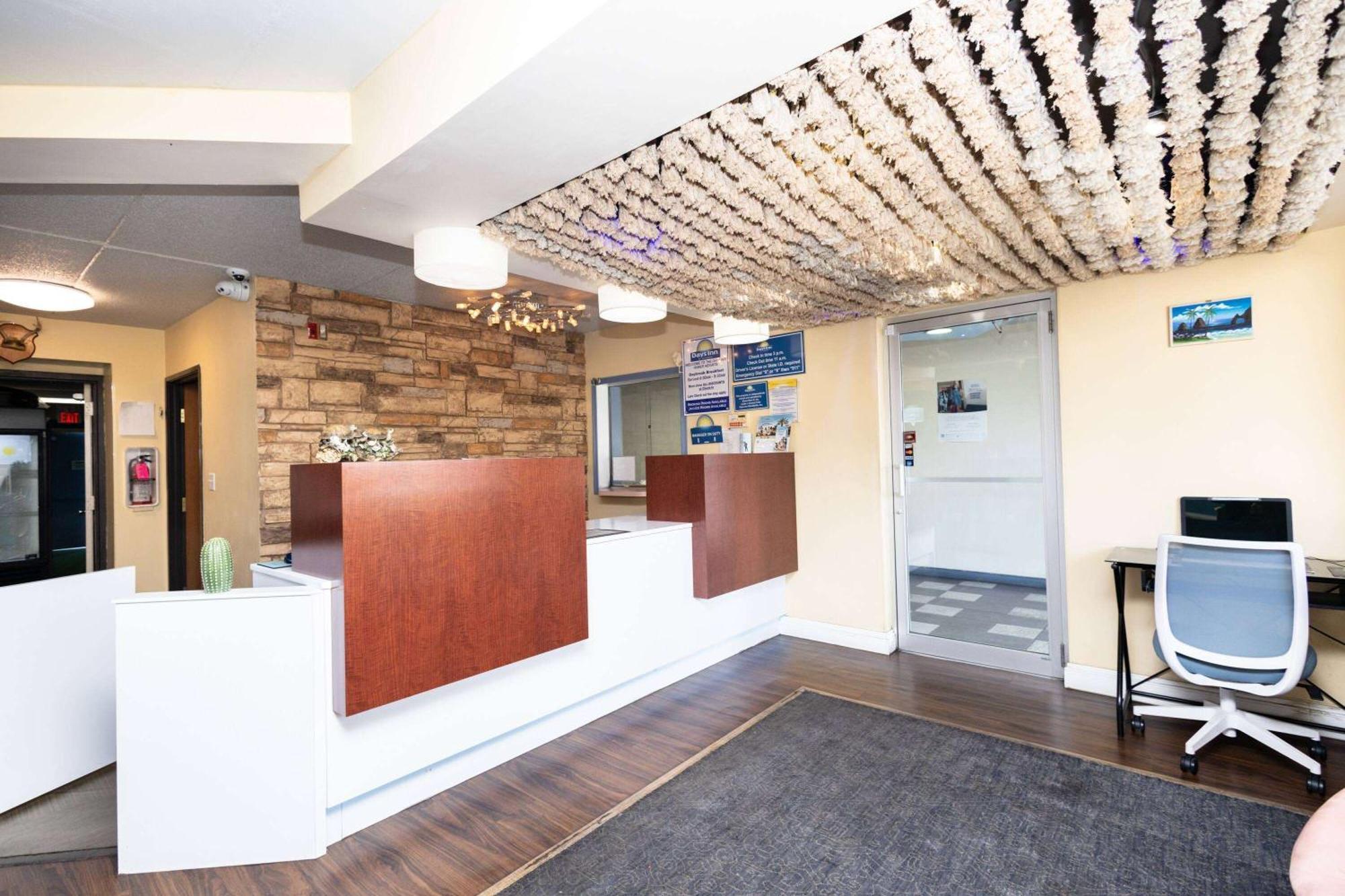 Days Inn By Wyndham Dayton Huber Heights Northeast Экстерьер фото