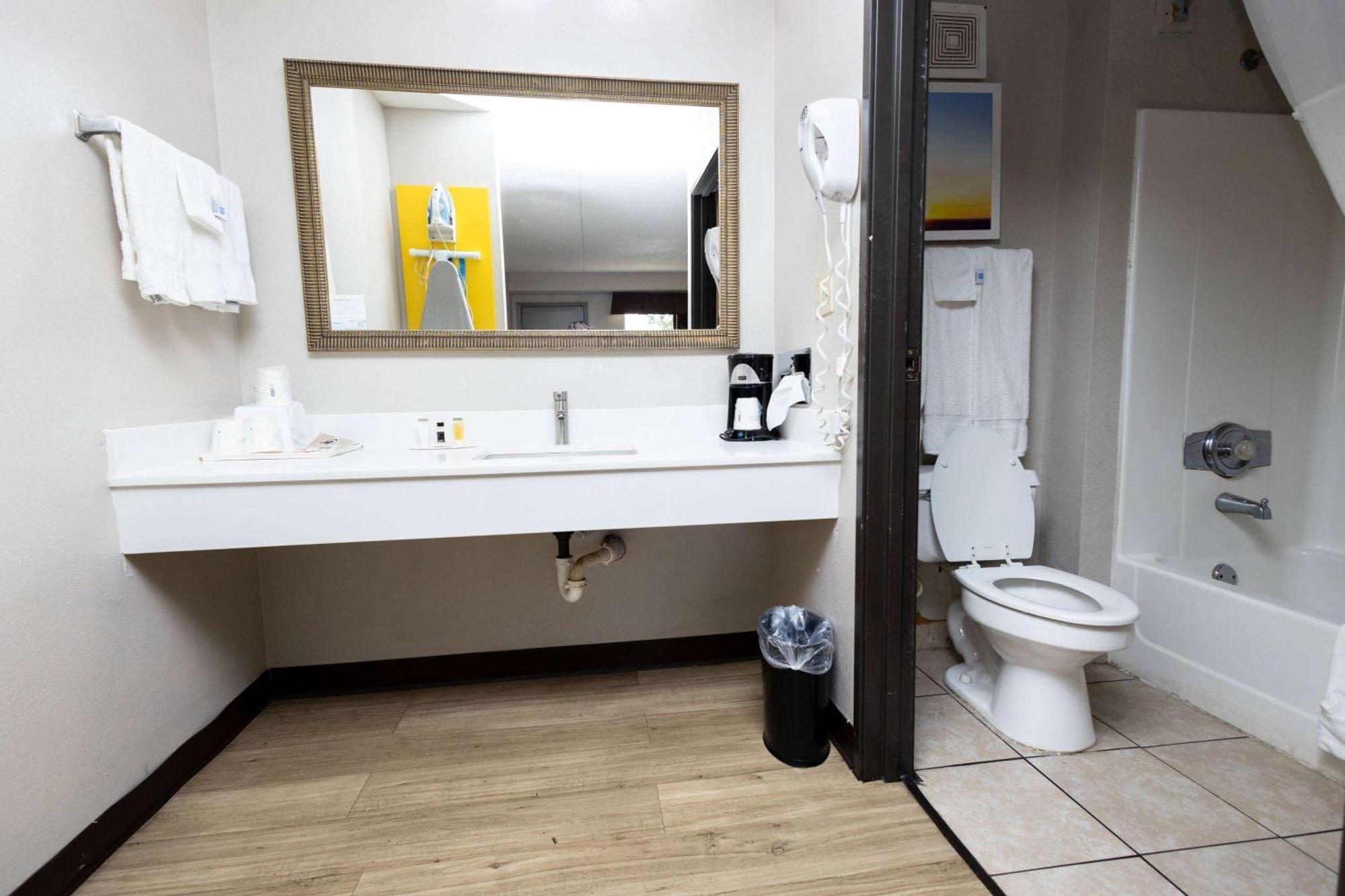 Days Inn By Wyndham Dayton Huber Heights Northeast Экстерьер фото