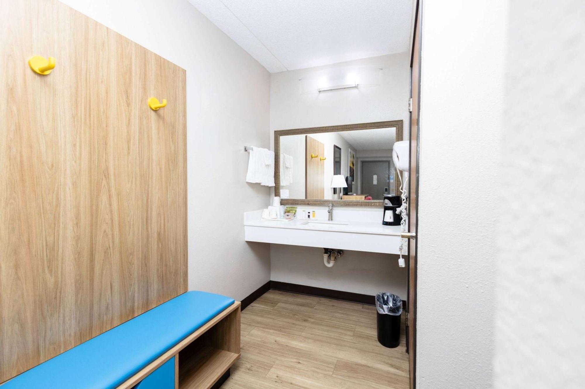 Days Inn By Wyndham Dayton Huber Heights Northeast Экстерьер фото