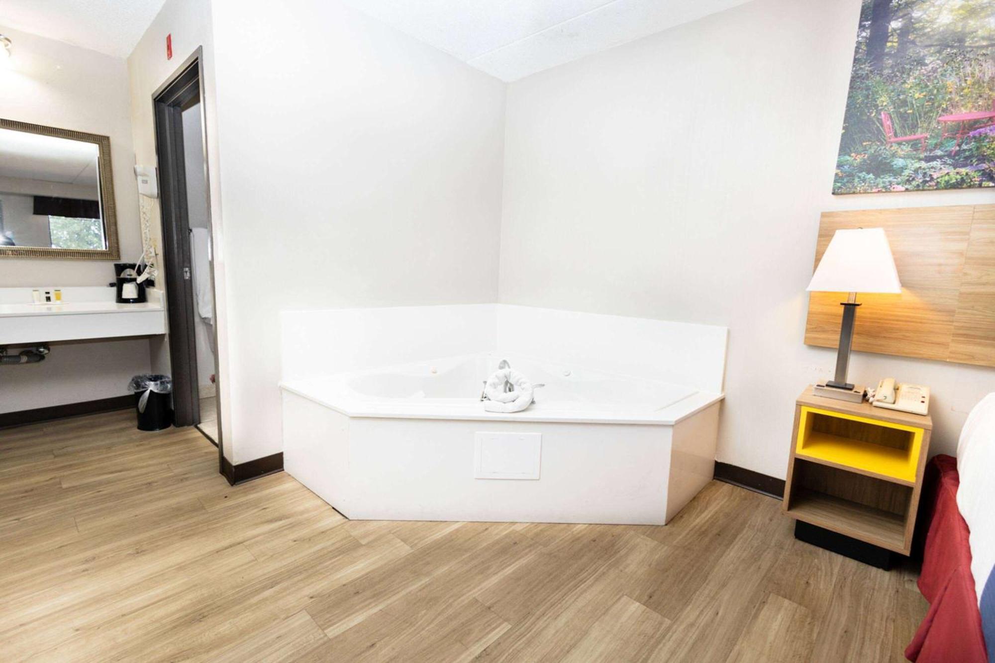 Days Inn By Wyndham Dayton Huber Heights Northeast Экстерьер фото