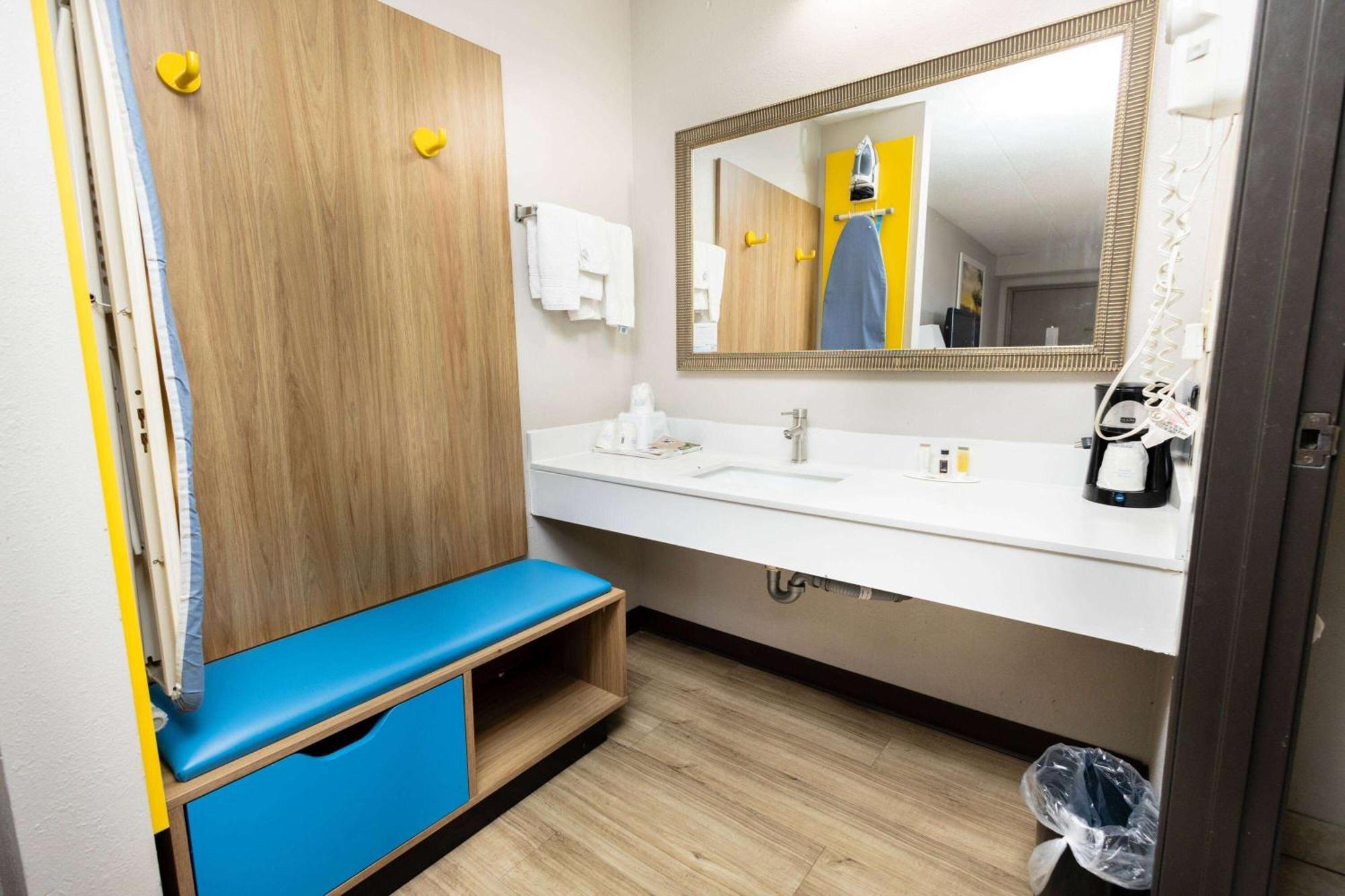 Days Inn By Wyndham Dayton Huber Heights Northeast Экстерьер фото