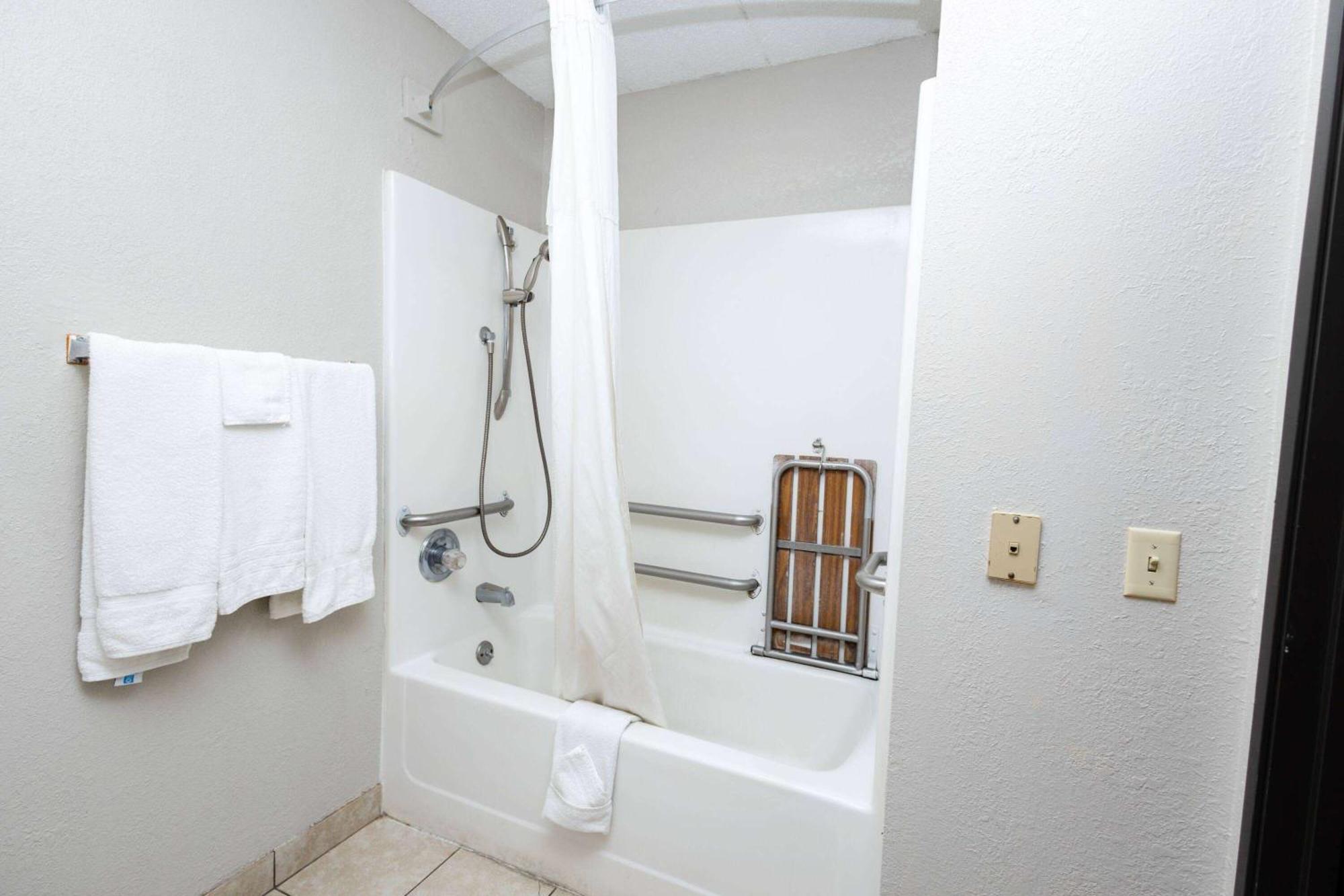 Days Inn By Wyndham Dayton Huber Heights Northeast Экстерьер фото