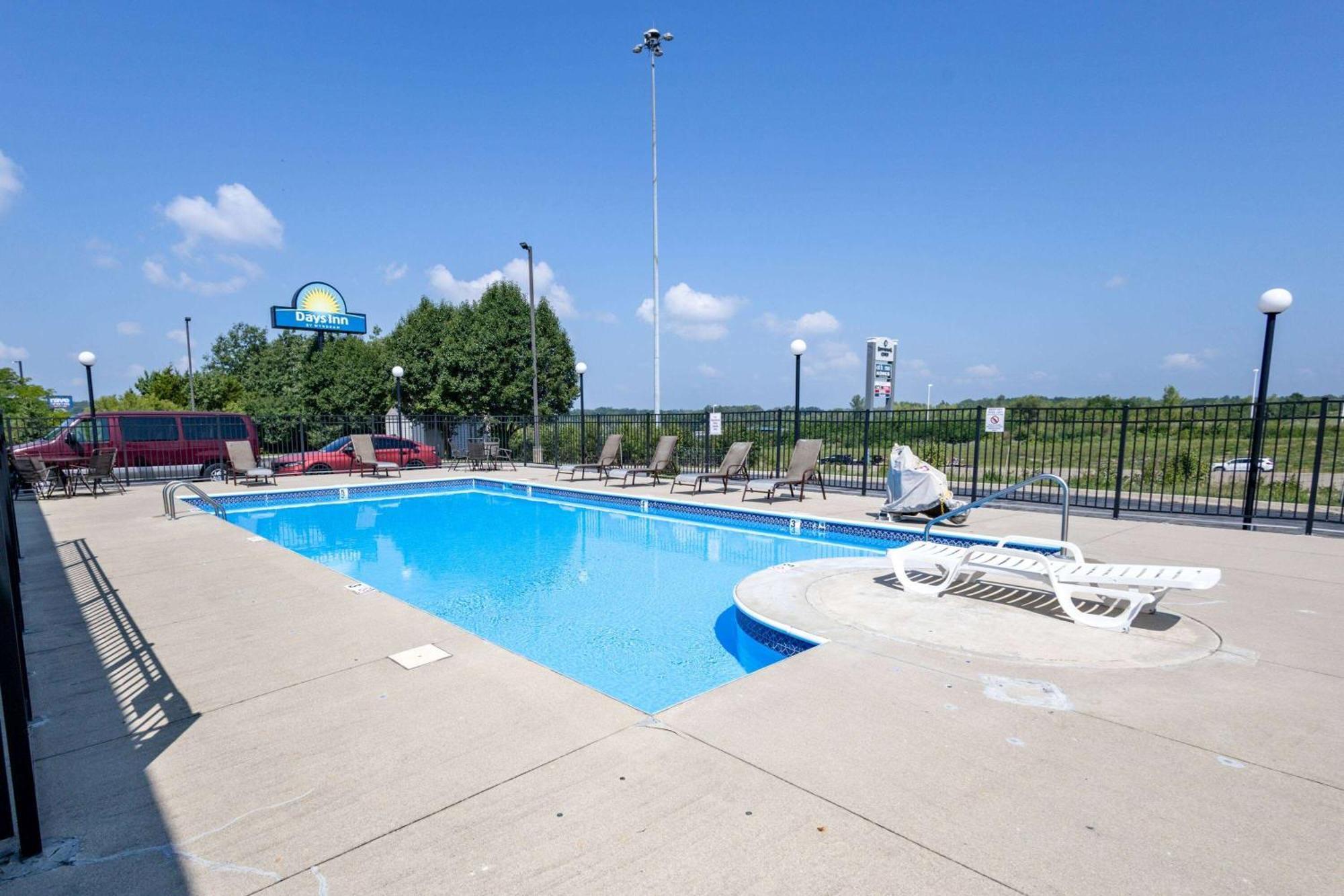 Days Inn By Wyndham Dayton Huber Heights Northeast Экстерьер фото